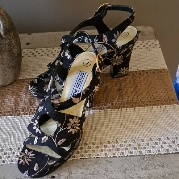 Women's Black Floral Heeled Sandals - Picture 4 of 7